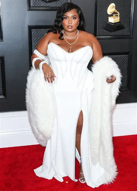 nude lizzo|‘Au natural’: Lizzo shares unedited nude photo with fans